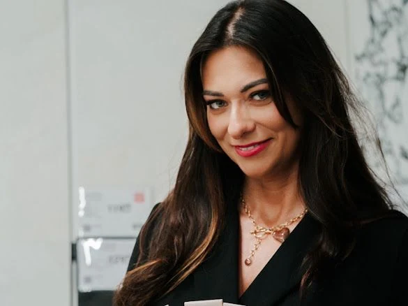 Ewelina Żukowska w pracowni projektowej — projektantka wnętrz Mazury